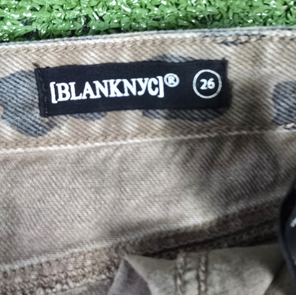 BLANK NYC | 100% COTTON FADED LEOPARD LIGHTLY DISTRESSED DENIM MINI SKIRT - Picture 15 of 16